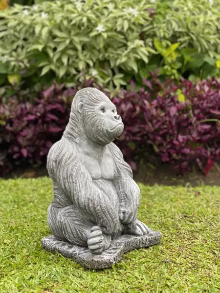 Artikelbild 3 des Artikels “Barney - Gorilla, sitzend, auf Sockel, 40 cm H | Steinguss “